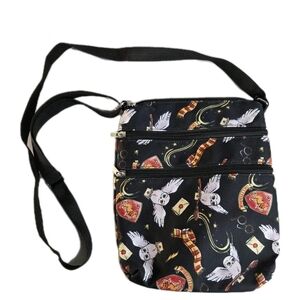 HARRY POTTER Passport BAG Travel Crossbody Purse GRYFFINDOR Hedwig WIZARDING
